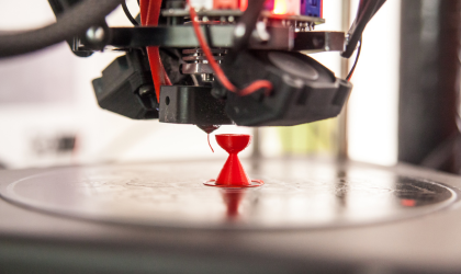 Imprimante 3D et impression petite figurine rouge