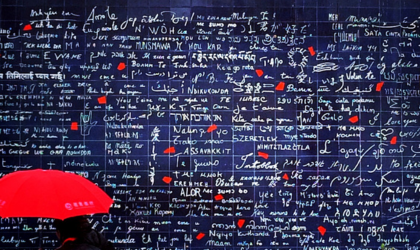 Photo du "Mur des je t’aime" du square Jehan Rictus, place des Abbesses à Paris. Sur le mur est écrit le mot "Je t'aime" dans différentes langues.