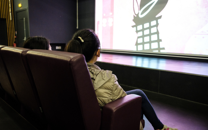 Enfants devant un grand écran