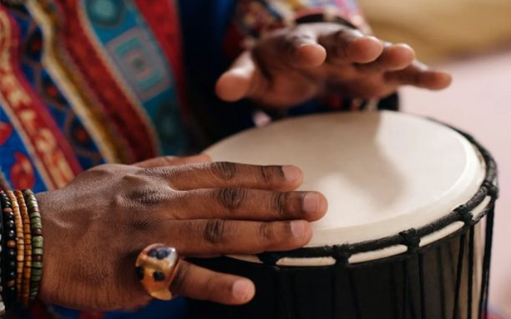 Mains d'un homme jouant du tamtam